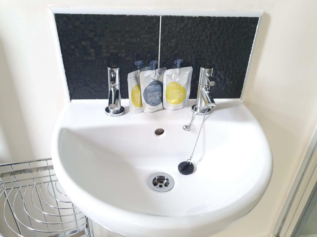 Salford Holiday Apartment Манчестер Екстер'єр фото